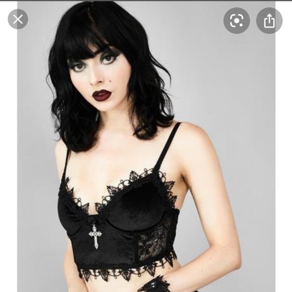 Widow crop top